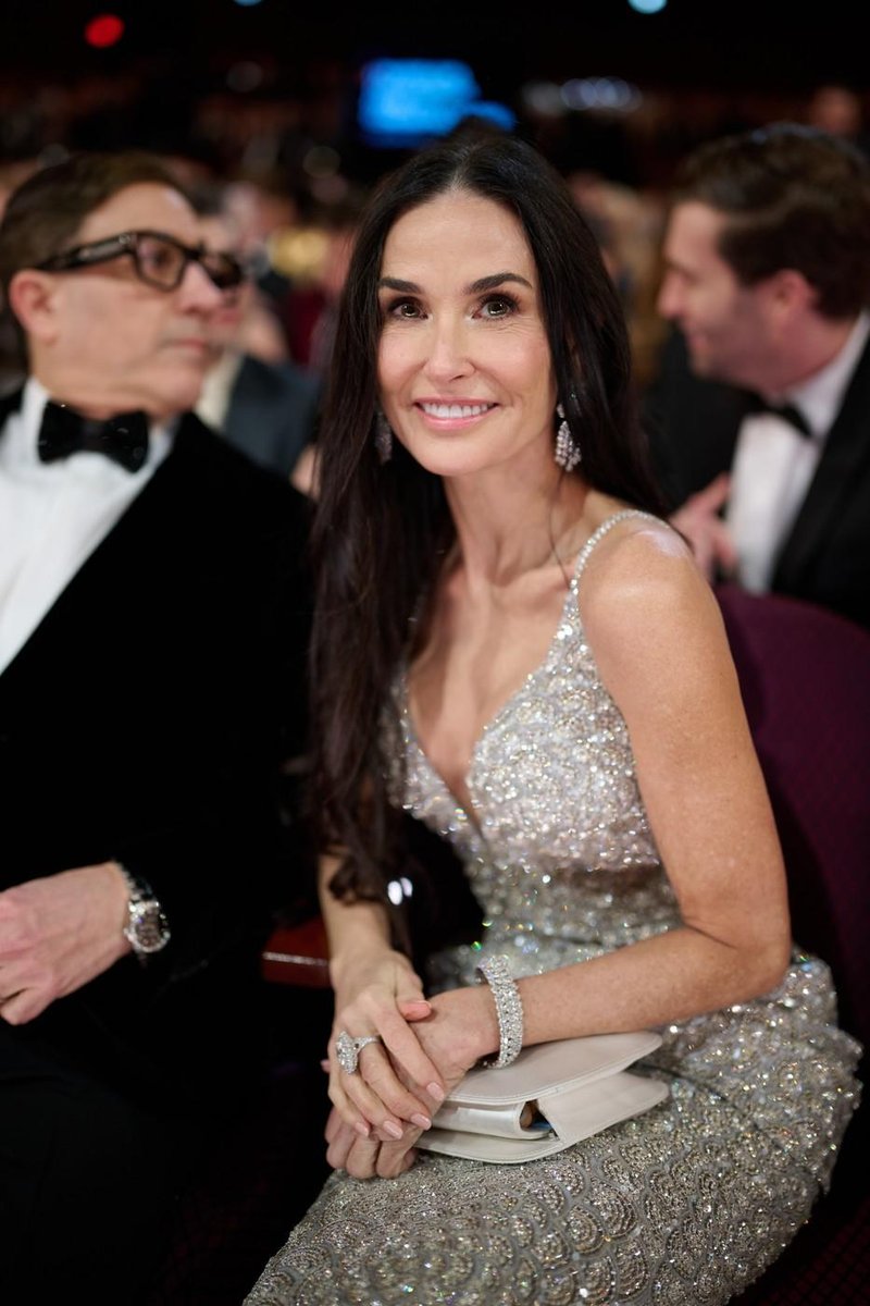 Demi Moore na Oskarjih navdušila v svetleči Armani obleki, ki je poudarila njeno sanjsko postavo