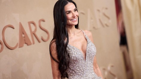 Demi Moore na Oskarjih navdušila v svetleči Armani obleki, ki je poudarila njeno sanjsko postavo