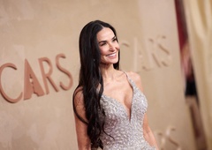 Demi Moore na Oskarjih navdušila v svetleči Armani obleki, ki je poudarila njeno sanjsko postavo