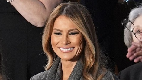 Mojstrica elegance: Melania Trump očarala v brezčasni sivi kombinaciji