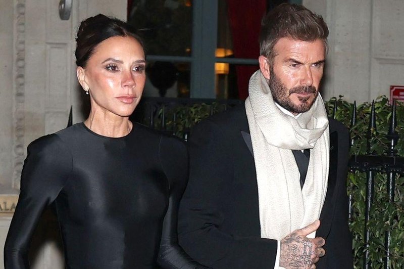 Poglejte spodnji del obleke Victorie Beckham – zelo je preprost, a vseeno osupljiv (foto: Profimedia)