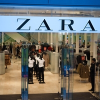 Popolna je! Obleka iz Zare je takšen hit, da bi jo imela vsaka (ta odtenek je hit sezone)