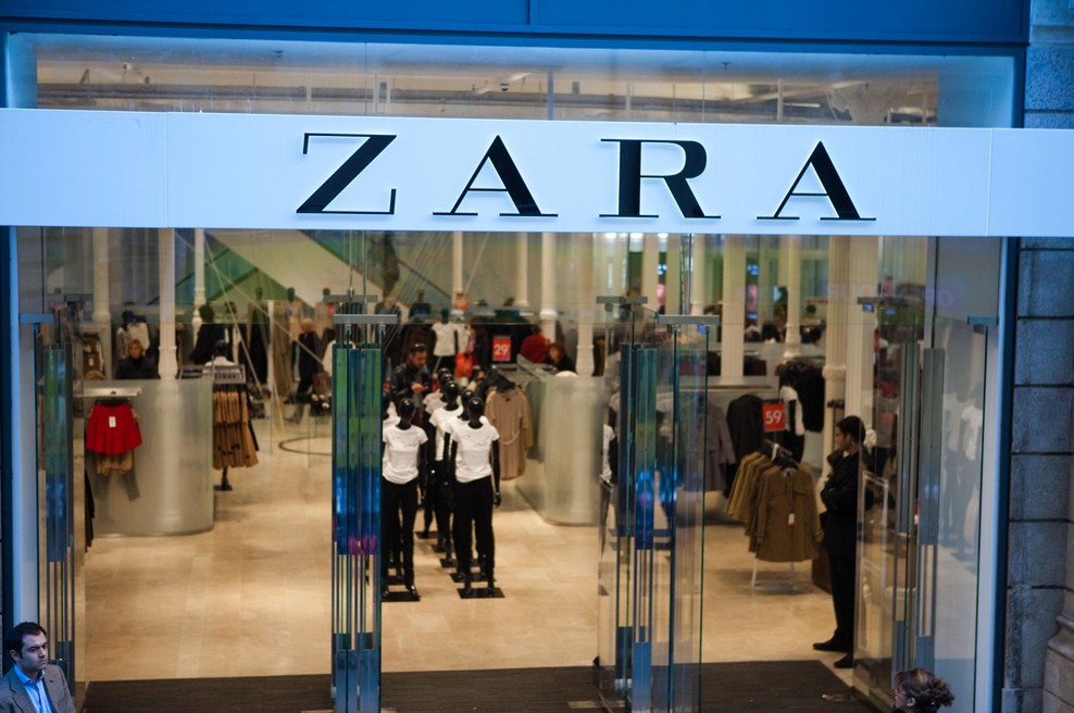 Popolna je! Obleka iz Zare je takšen hit, da bi jo imela vsaka (ta odtenek je hit sezone) (foto: Profimedia)