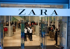 Popolna je! Obleka iz Zare je takšen hit, da bi jo imela vsaka (ta odtenek je hit sezone)