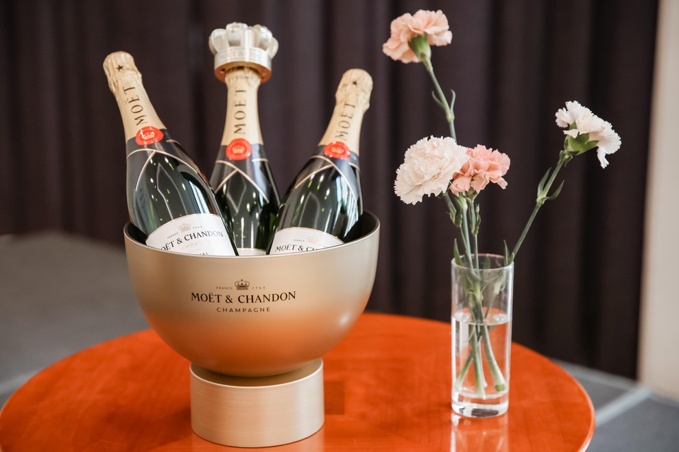 MERIT HP je na dogodku goste razvajal s skrbno izbranim naborom prestižnih pijač znamk Moet & Chandon, Whispering Angel in …
