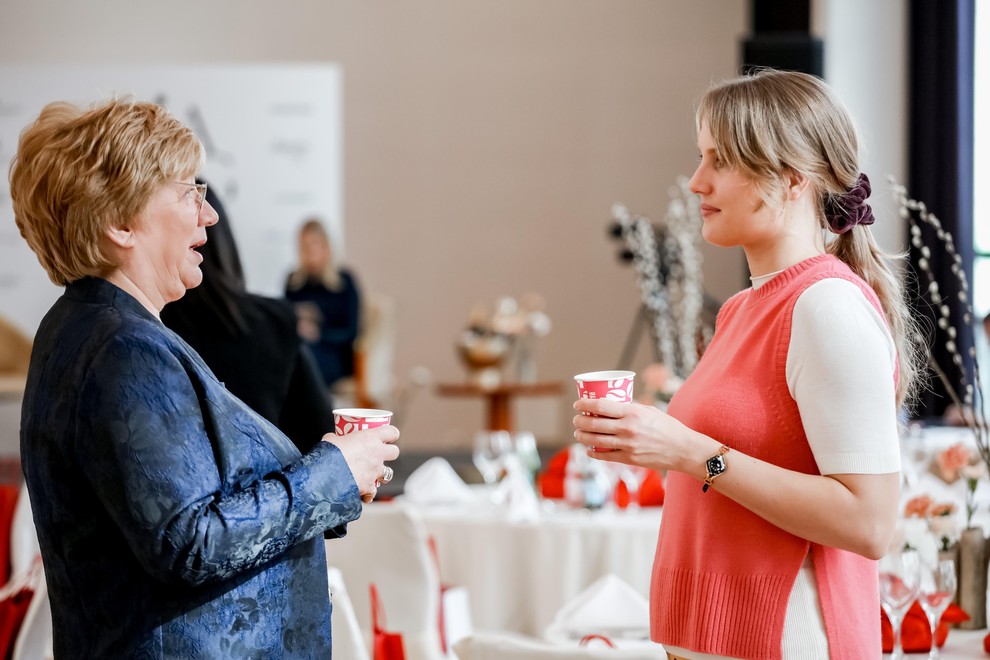 Bojana Košnik Čuk, strokovnjakinja za kulturo vedenja in diplomatski protokol ter Urška Sršen, soustanoviteljica podjetja Bellabeat in pionirka v tehnologiji …