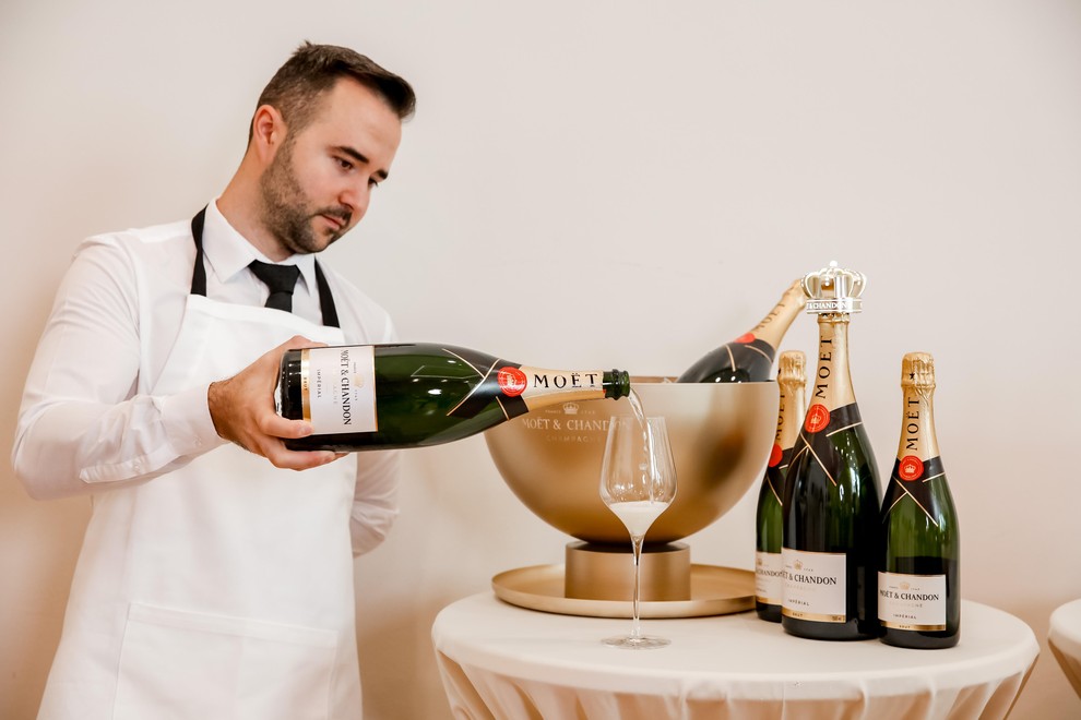 Gostje so uživali v pijači dobrodošlice Moet & Chandon.
