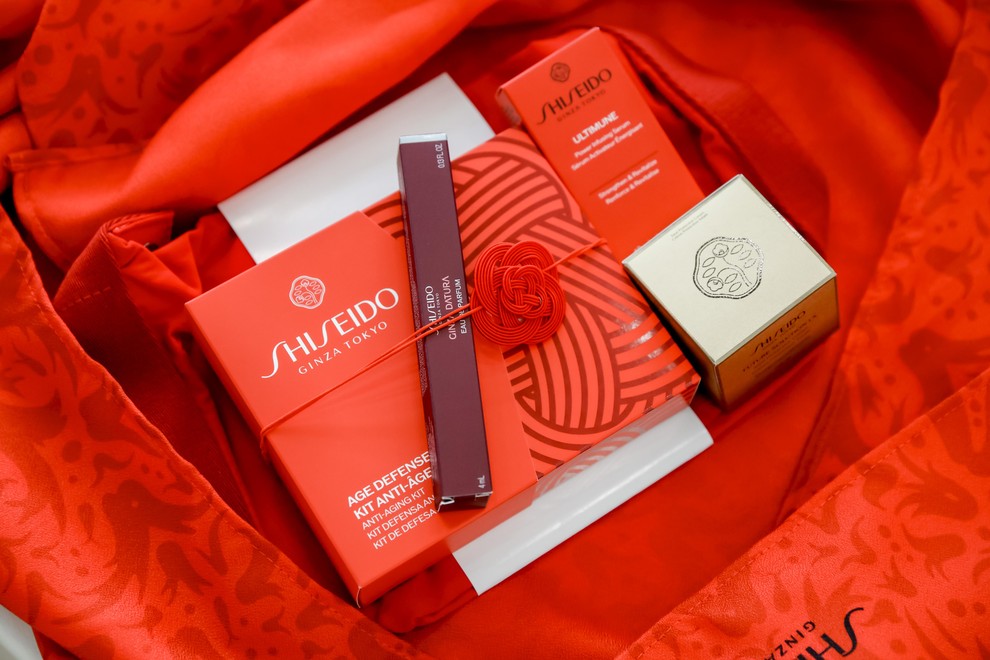 Darilni paket znamke Shiseido v romantičnih rdečih odtenkih, ki ga je podaril ORBICO.