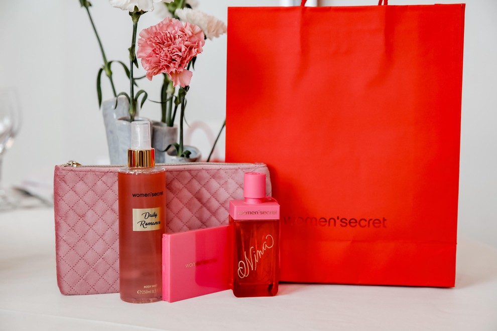 ORBICO je gostom podaril darilno vrečko Women’s Secret, ki je pobožala ženske nosove.