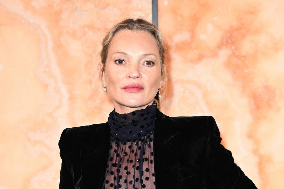 Supermodel Kate Moss je na tednu mode v Parizu ponovno dokazala, zakaj velja za brezčasno ikono stila. Za obisk ekskluzivne …