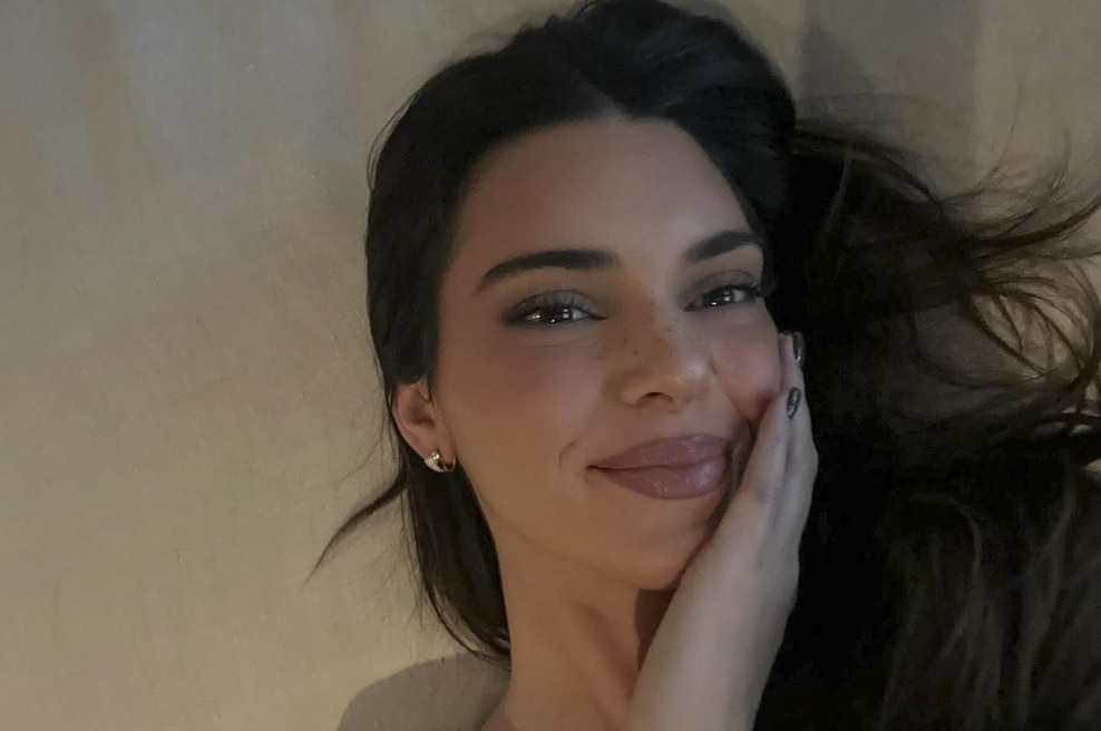 Priljubljena maskara Kendall Jenner stane le 15 evrov: V videu pokazala, kako doseči bolj polne in goste trepalnice (foto: Profimedia)