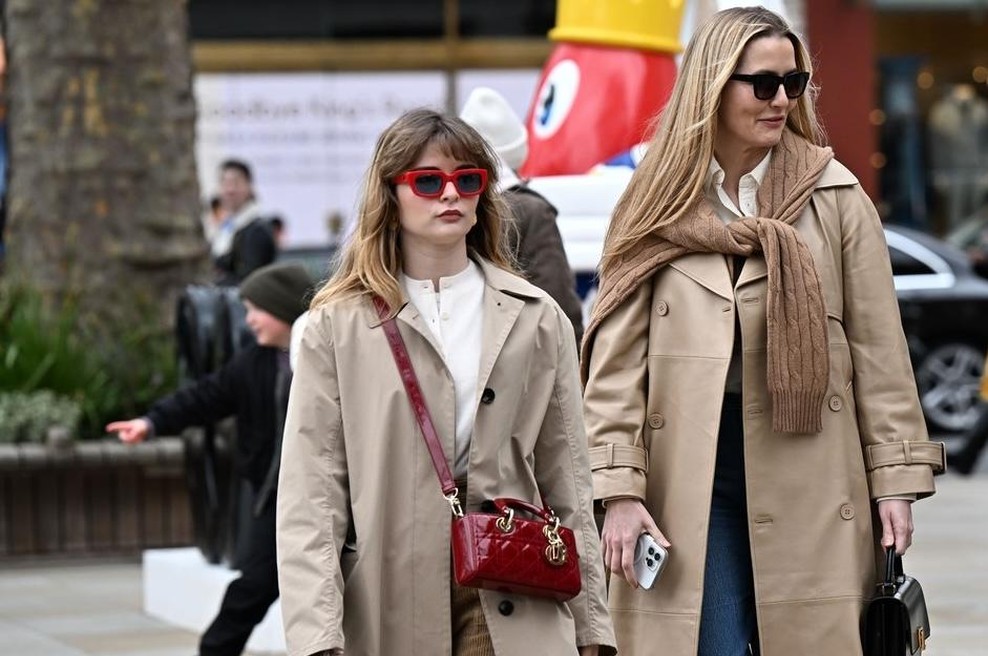 Pomladni trend: Trenčkoti v novih krojih, ki jih bomo nosili to sezono (nekateri za manj kot 50 eur) (foto: Profimedia)