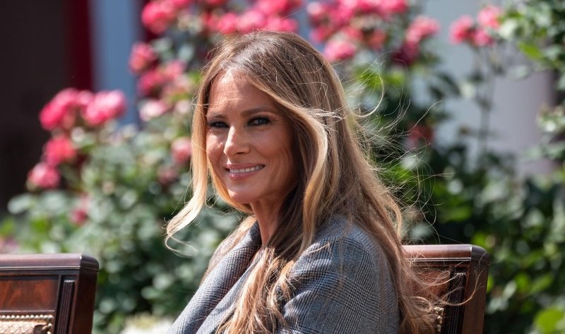 Krši pravila ličenja za 50+ in ravno zato izgleda čudovito: lepotni trik Melanie Trump