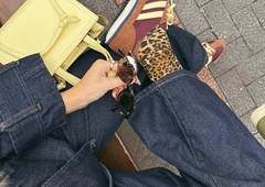 Veste, zakaj imajo kavbojke na zadnji strani usnjeno etiketo? Je več kot le modni detajl