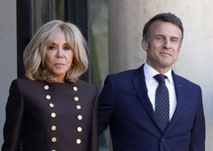 Brigitte Macron vedno znova preseneča: v takšni obleki jo vidimo le redko
