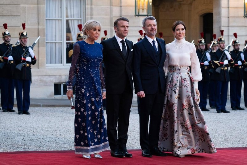 Brigitte Macron vedno znova preseneča: v takšni obleki jo vidimo le redko