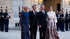 Brigitte Macron vedno znova preseneča: v takšni obleki jo vidimo le redko