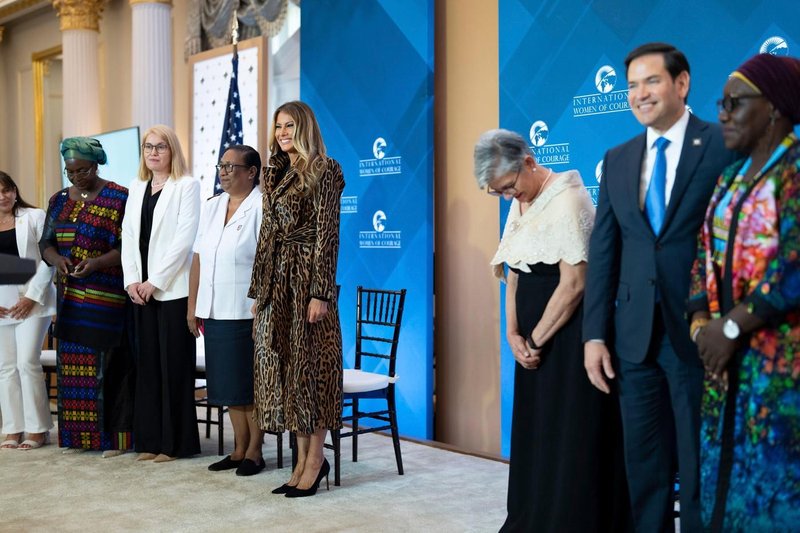 Melania Trump vpadljiv plašč oblikovalka Milly Park