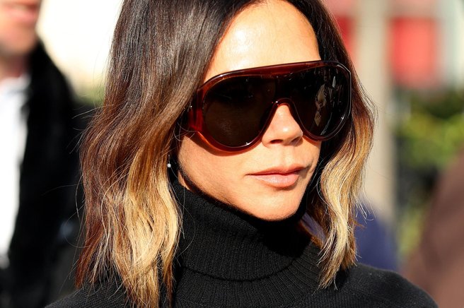 Victoria Beckham za jesen in zimo napovedala nov lepotni trend: Maskara, ki ni ne črna ne rjava