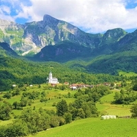 Kot razglednica, samo še bolj čudovita: to je najlepša slovenska vasica – jo poznate?