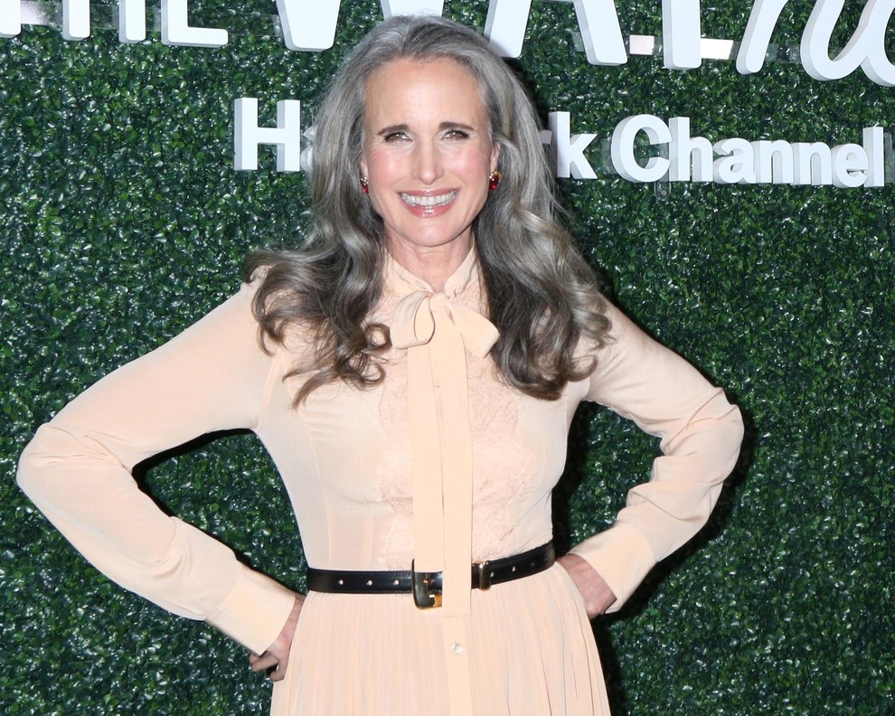 Andie MacDowell v družinski drami Hallmark Channela upodablja Del Landry, močno in izkušeno matriarhinjo družine Landry. Serija, ki se je …