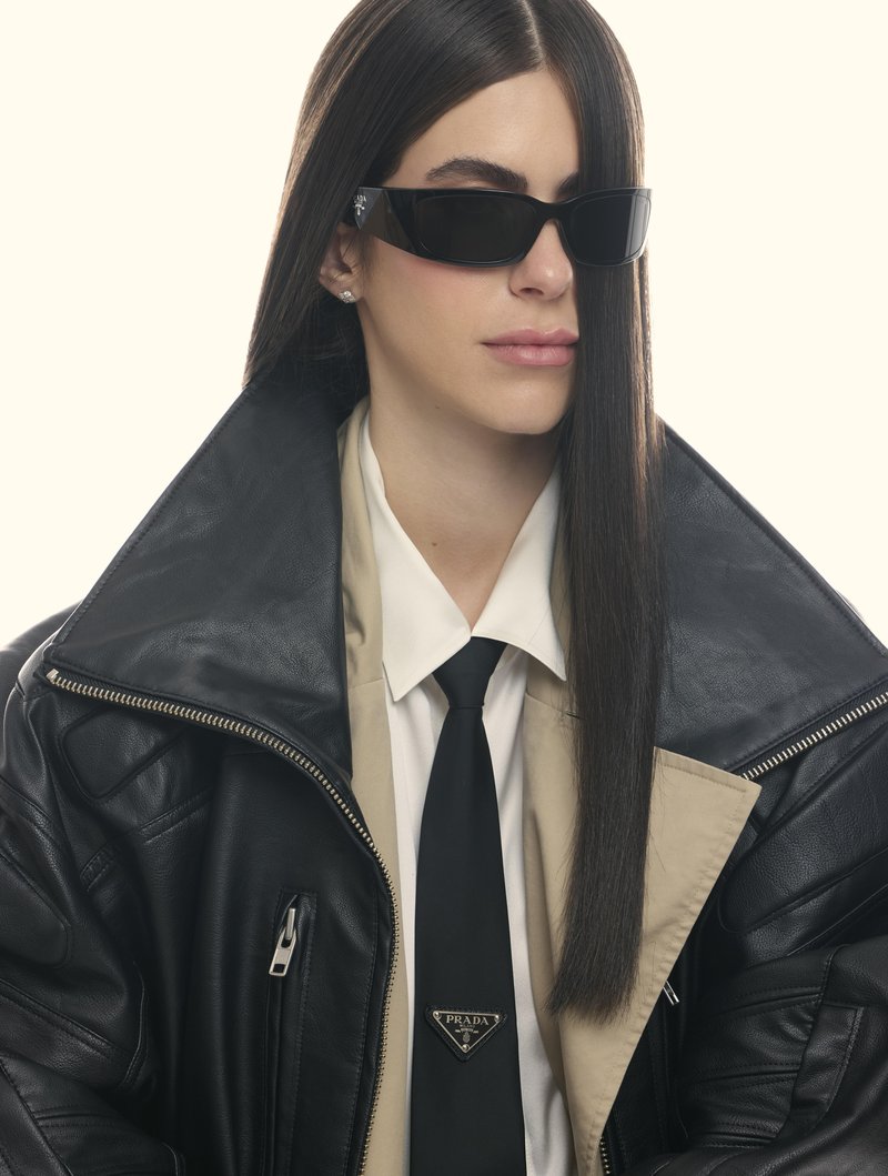 Dolgi usnjeni plašč Jack Khy, trenčkot Burberry, srajca Theory, kravata Prada, čevlji Acne Studios, nogavice Zara