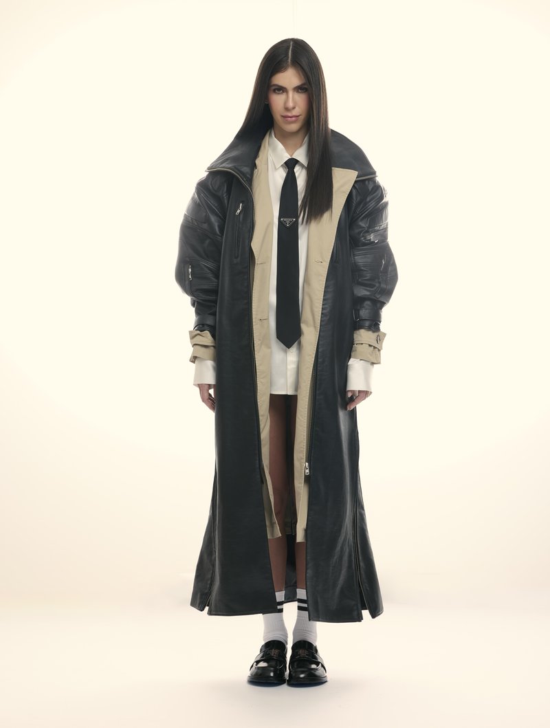 Dolgi usnjeni plašč Jack Khy, trenčkot Burberry, srajca Theory, kravata Prada, čevlji Acne Studios, nogavice Zara