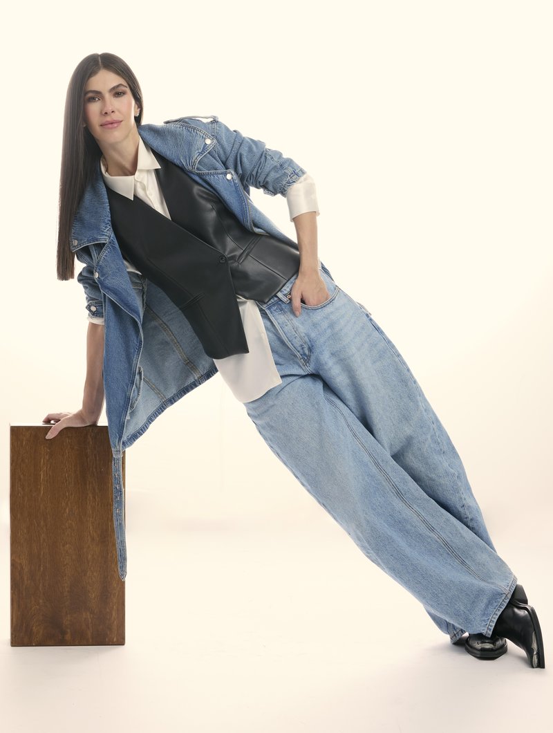 Denim jakna ASOS, srajca Helsa, čevlji Mango