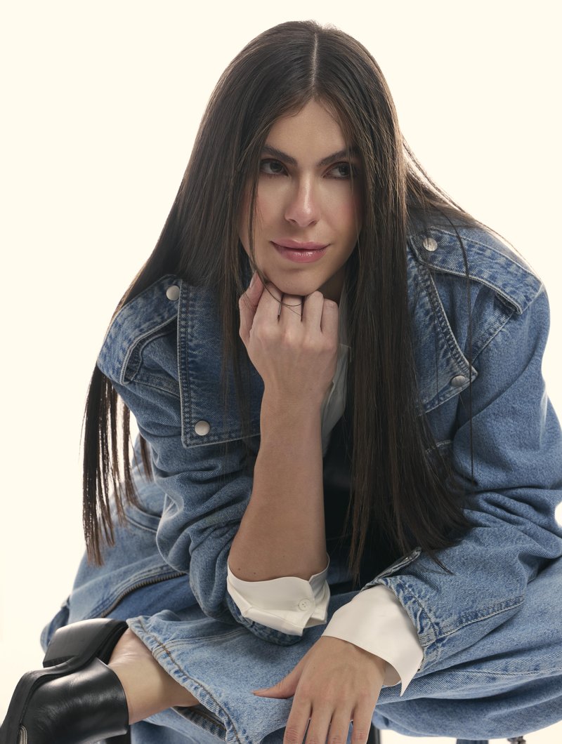 Denim jakna ASOS, srajca Helsa, čevlji Mango