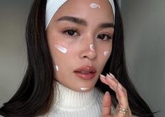 Zadnji 'dotik', ki nima vizualnega učinka, a dvigne samozavest, je nanos parfuma na vratni izrez.