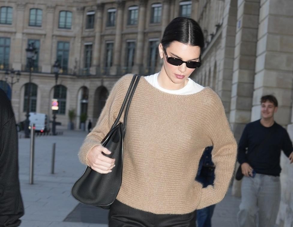 Kendall Jenner, ki s svojo brezhibno eleganco in drzno karizmo neprestano navdušuje, je tokrat blestela v Parizu. Priljubljeno manekenko so …