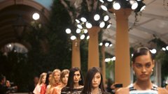Italijanski glamur v pastelnih tonih: CHANEL vas vabi na jezero Como