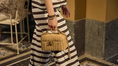 Italijanski glamur v pastelnih tonih: CHANEL vas vabi na jezero Como