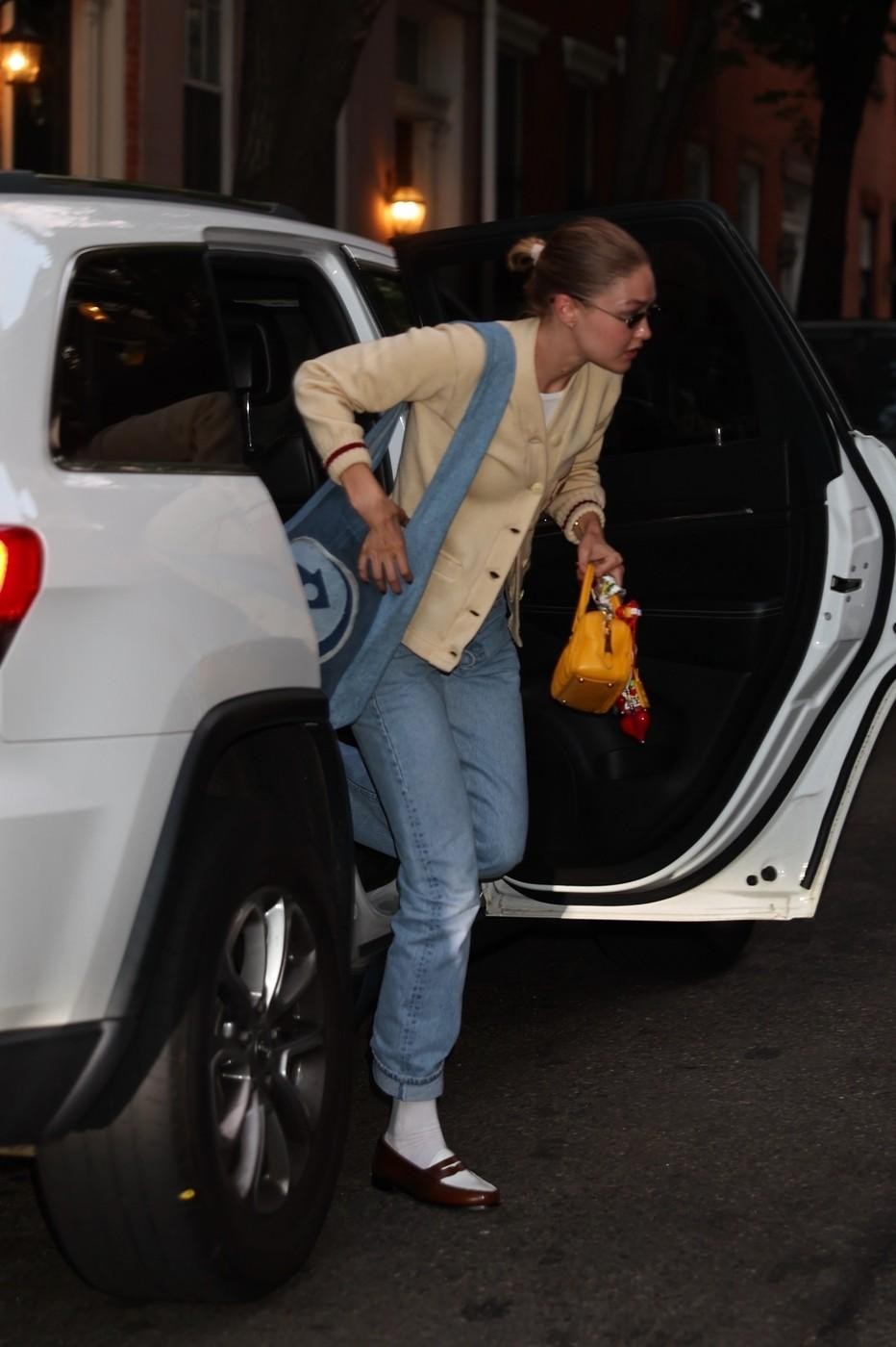 Gigi Hadid se je tokrat v West Villageu v New Yorku sprehodila v sproščenem, a skrbno premišljenem stajlingu, ki ga …