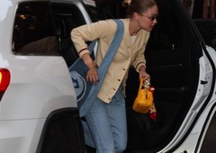 Gigi Hadid ujeta v sproščenem stajlingu in s torbico, ki nosi posebno sporočilo