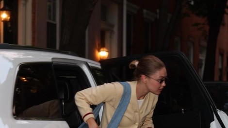 Gigi Hadid ujeta v sproščenem stajlingu in s torbico, ki nosi posebno sporočilo