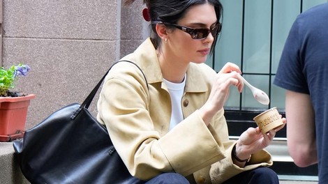Kraljica minimalističnih stajlingov: Kendall Jenner na poti do pomladne osvežitve