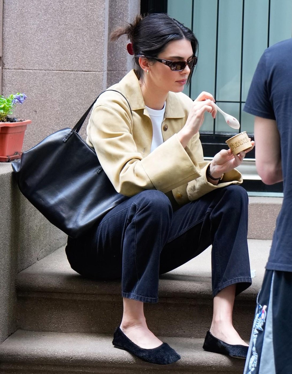 Kendall Jenner, ki je iz sveta resničnostne televizije samozavestno stopila na najprestižnejše modne piste današnjega časa, tudi izven njih navdušuje …