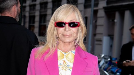 Donatella Versace v udarnem stajlingu svoje lastne znamke