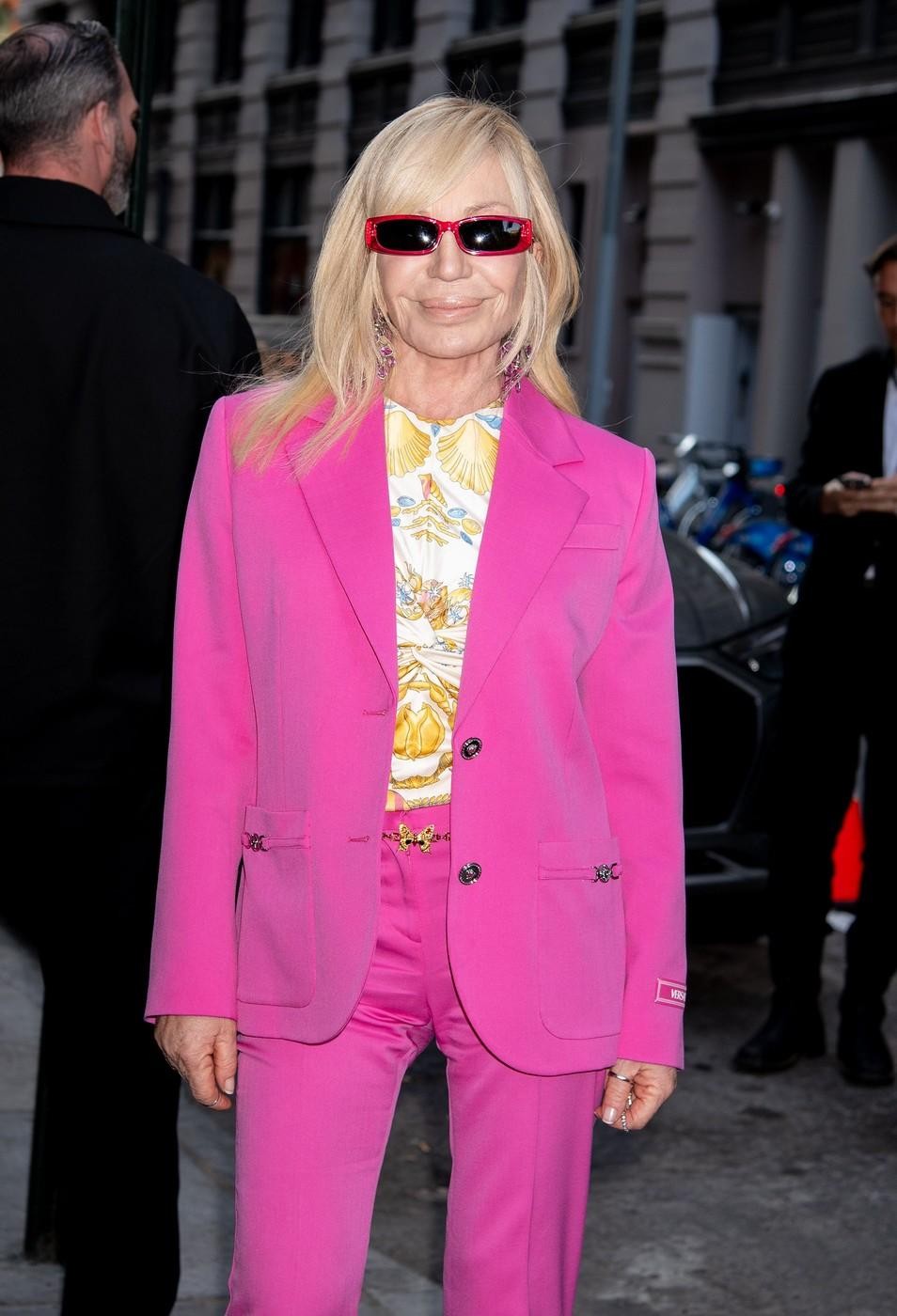 Donatella Versace je v rožnatem hlačnem kostimu na ulicah New Yorka pritegnila številne poglede. Gre za stajling, ki ne potrebuje …