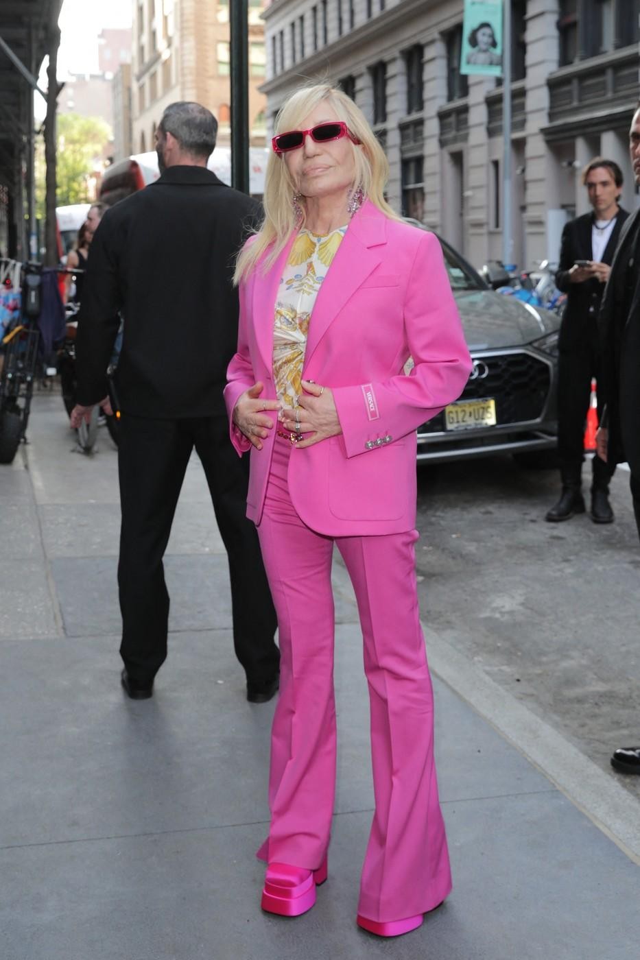 Donatella se je pretekli mesec po več kot četrt stoletja poslovila s položaja kreativne direktorice modne hiše Versace, ki jo …