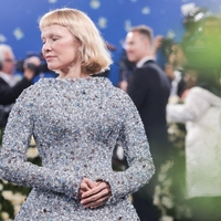 Pamela Anderson presenetila z novo pričesko in obleko, ki spominja na Ivano Orleansko (Met Gala 2025)