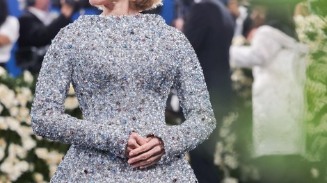 Pamela Anderson presenetila z novo pričesko in obleko, ki spominja na Ivano Orleansko (Met Gala 2025)