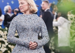 Pamela Anderson presenetila z novo pričesko in obleko, ki spominja na Ivano Orleansko (Met Gala 2025)
