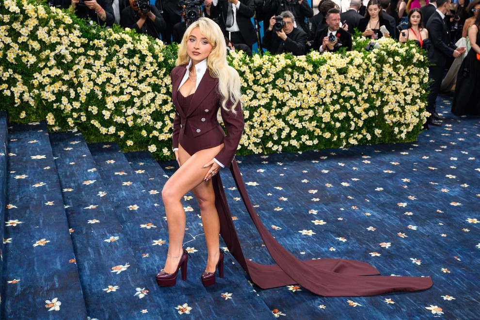 STRELEC Strelci ne upoštevajo meja – ne modnih, ne življenjskih. Sabrina Carpenter se je na Met Gali pojavila brez hlač. …