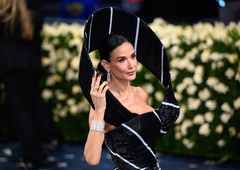 Ko ovnica in škorpijonka stopita na sceno, je vse jasno: Met Gala stajlingi za vsak horoskopski znak