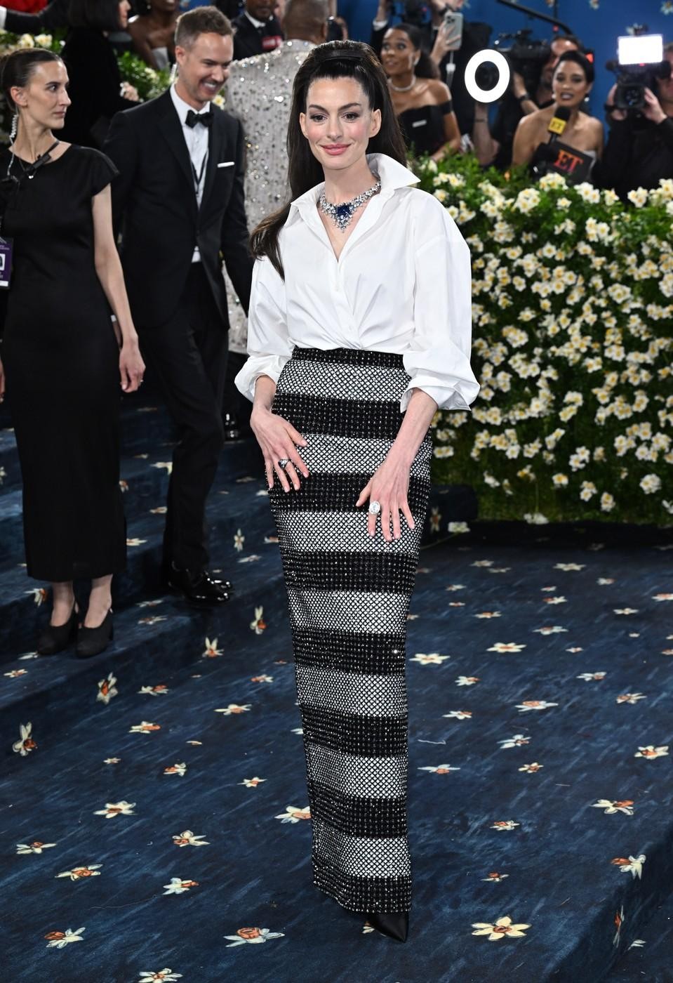 Anne Hathaway v Carolina Herrera