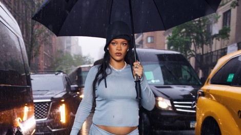 Rihanna brez zadržkov: trebušček je novi modni dodatek
