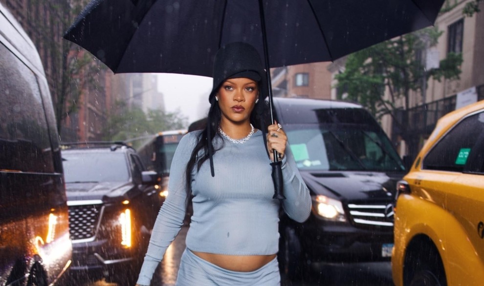 Rihanna je med sprehajanjem po deževnem New Yorku javnosti pokazala svoj nosečniški trebušček, ki je radovedno kukal izpod njenega - …
