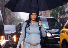 Rihanna brez zadržkov: trebušček je novi modni dodatek